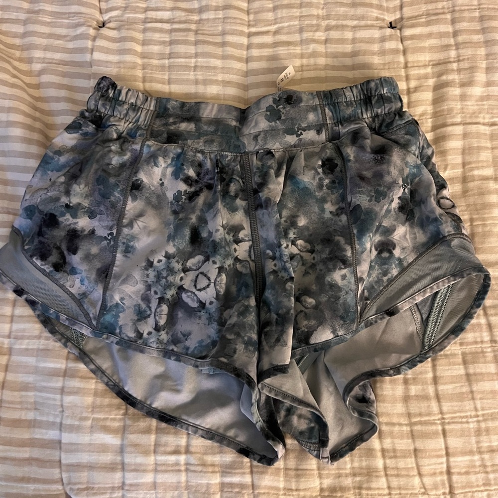 Lululemon Hotty Hot Low- Rise Lined Short 2.5”